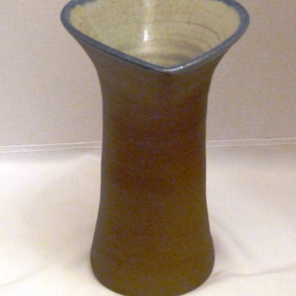 Lovely Unusual 1995 Art Pottery Salt Glazed Fan Shaped 10 Inch Vase - Picture 4 of 9